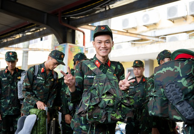 Cảnh tượng đặc biệt tại ga Hà Nội chiều tháng Sáu: Người dân xếp hàng dài chào đón các chiến sĩ chuẩn bị thực hiện nhiệm vụ A80- Ảnh 11.