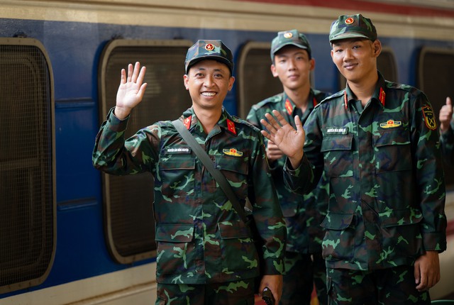 Cảnh tượng đặc biệt tại ga Hà Nội chiều tháng Sáu: Người dân xếp hàng dài chào đón các chiến sĩ chuẩn bị thực hiện nhiệm vụ A80- Ảnh 12.