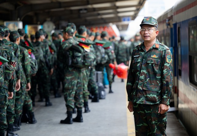 Cảnh tượng đặc biệt tại ga Hà Nội chiều tháng Sáu: Người dân xếp hàng dài chào đón các chiến sĩ chuẩn bị thực hiện nhiệm vụ A80- Ảnh 10.