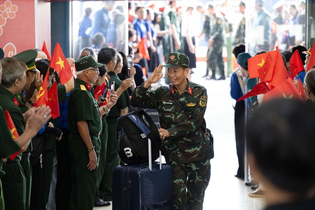 Cảnh tượng đặc biệt tại ga Hà Nội chiều tháng Sáu: Người dân xếp hàng dài chào đón các chiến sĩ chuẩn bị thực hiện nhiệm vụ A80- Ảnh 8.