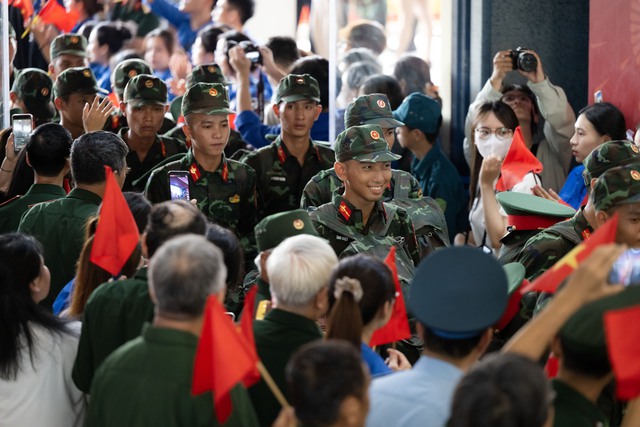Cảnh tượng đặc biệt tại ga Hà Nội chiều tháng Sáu: Người dân xếp hàng dài chào đón các chiến sĩ chuẩn bị thực hiện nhiệm vụ A80- Ảnh 9.
