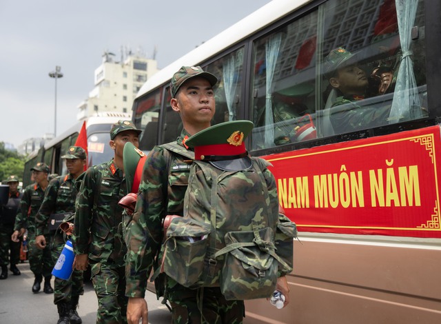 Cảnh tượng đặc biệt tại ga Hà Nội chiều tháng Sáu: Người dân xếp hàng dài chào đón các chiến sĩ chuẩn bị thực hiện nhiệm vụ A80- Ảnh 22.