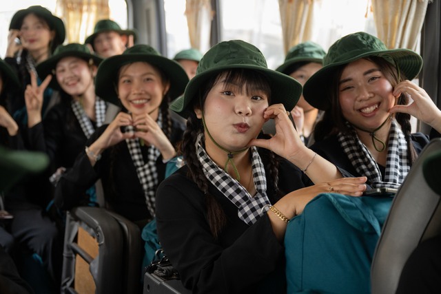Cảnh tượng đặc biệt tại ga Hà Nội chiều tháng Sáu: Người dân xếp hàng dài chào đón các chiến sĩ chuẩn bị thực hiện nhiệm vụ A80- Ảnh 23.