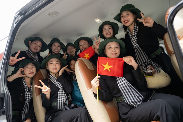 Cảnh tượng đặc biệt tại ga Hà Nội chiều tháng Sáu: Người dân xếp hàng dài chào đón các chiến sĩ chuẩn bị thực hiện nhiệm vụ A80- Ảnh 28.
