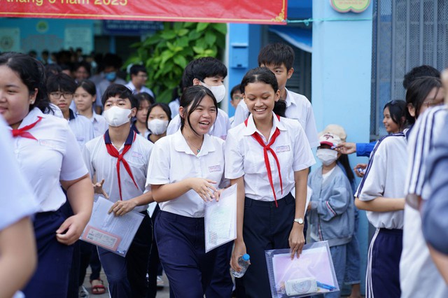 Kết thúc thi vào lớp 10 TP.HCM buổi đầu tiên: Đề Văn bàn về sự trưởng thành, thí sinh "vui điên lên" khen đề dễ!- Ảnh 2.