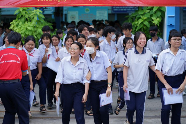 Kết thúc thi vào lớp 10 TP.HCM buổi đầu tiên: Đề Văn bàn về sự trưởng thành, thí sinh "vui điên lên" khen đề dễ!- Ảnh 3.