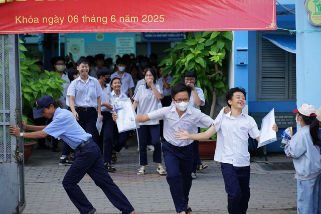 Kết thúc thi vào lớp 10 TP.HCM buổi đầu tiên: Đề Văn bàn về sự trưởng thành, thí sinh "vui điên lên" khen đề dễ!- Ảnh 4.