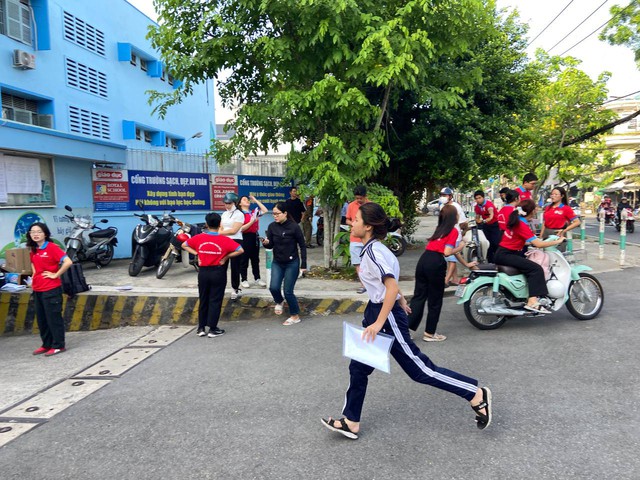 Kết thúc thi vào lớp 10 TP.HCM buổi đầu tiên: Đề Văn bàn về sự trưởng thành, thí sinh "vui điên lên" khen đề dễ!- Ảnh 22.
