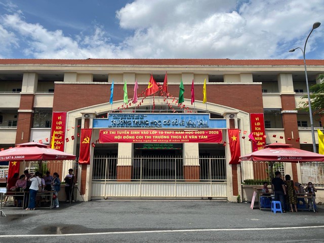 Hết giờ thi môn Ngoại ngữ vào lớp 10 TP.HCM: Thí sinh ai cũng khoe "Dễ lắm" nhưng sợ điểm chuẩn sẽ tăng!- Ảnh 9.
