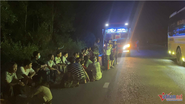 Hiện trường kinh hoàng vụ tai nạn liên hoàn giữa 3 xe khách chở hơn 100 người ở Huế, nhiều người nhập viện- Ảnh 4.