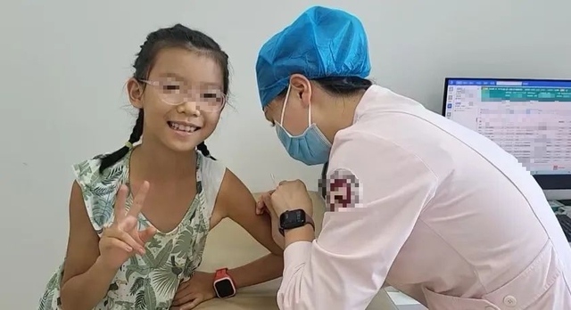 Mẹ từng mắc ung thư cổ tử cung, con gái có cần tiêm vắc xin HPV sớm hơn bình thường?- Ảnh 1.