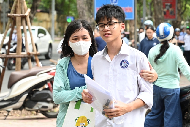 Kết thúc ngày đầu tiên thi vào lớp 10 tại Hà Nội: Sĩ tử phấn khởi vì đề vừa sức, đã sẵn sàng cho môn cuối cùng!- Ảnh 13.