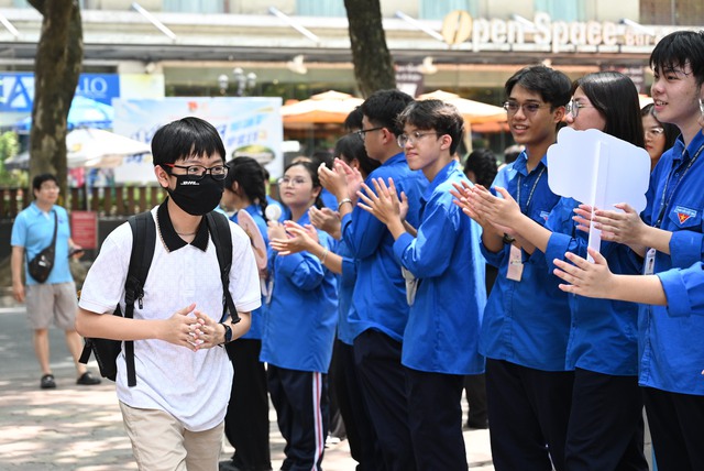 Kết thúc ngày đầu tiên thi vào lớp 10 tại Hà Nội: Sĩ tử phấn khởi vì đề vừa sức, đã sẵn sàng cho môn cuối cùng!- Ảnh 20.