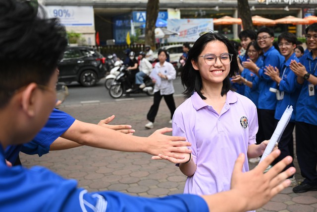 Kết thúc ngày đầu tiên thi vào lớp 10 tại Hà Nội: Sĩ tử phấn khởi vì đề vừa sức, đã sẵn sàng cho môn cuối cùng!- Ảnh 17.