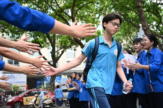 Kết thúc ngày đầu tiên thi vào lớp 10 tại Hà Nội: Sĩ tử phấn khởi vì đề vừa sức, đã sẵn sàng cho môn cuối cùng!- Ảnh 18.