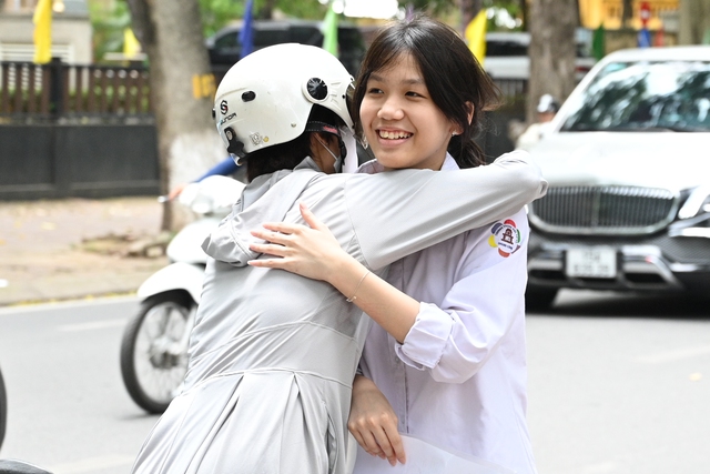 Kết thúc ngày đầu tiên thi vào lớp 10 tại Hà Nội: Sĩ tử phấn khởi vì đề vừa sức, đã sẵn sàng cho môn cuối cùng!- Ảnh 15.