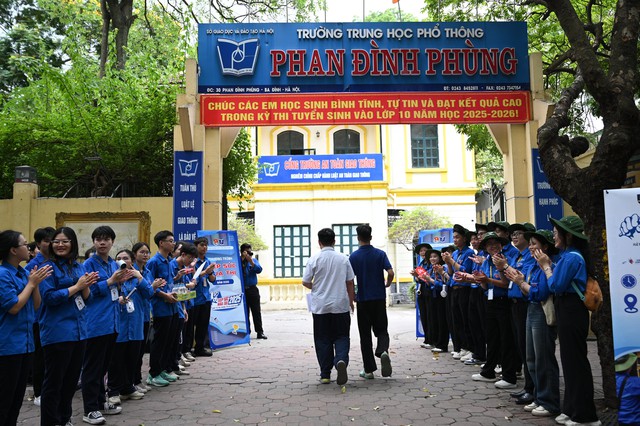 Kết thúc ngày đầu tiên thi vào lớp 10 tại Hà Nội: Sĩ tử phấn khởi vì đề vừa sức, đã sẵn sàng cho môn cuối cùng!- Ảnh 19.