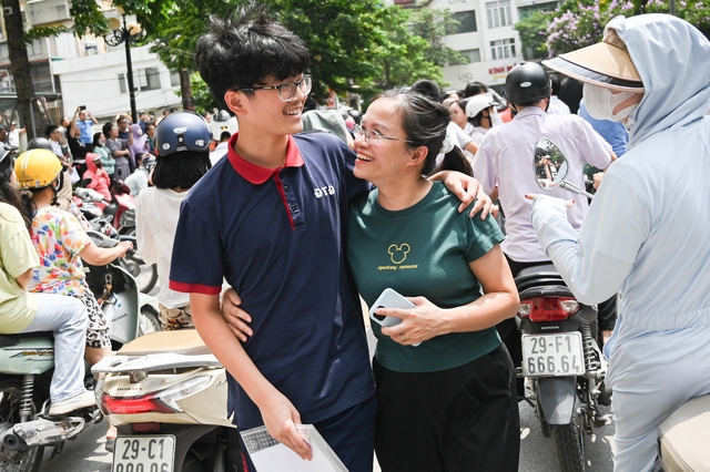 Hết giờ làm bài môn Văn: Đề bàn về hạnh phúc, thí sinh cũng vui và cười tươi như được mùa!- Ảnh 4.