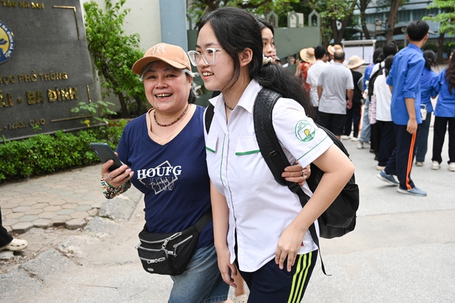 Hết giờ làm bài môn Văn: Đề bàn về hạnh phúc, thí sinh cũng vui và cười tươi như được mùa!- Ảnh 5.