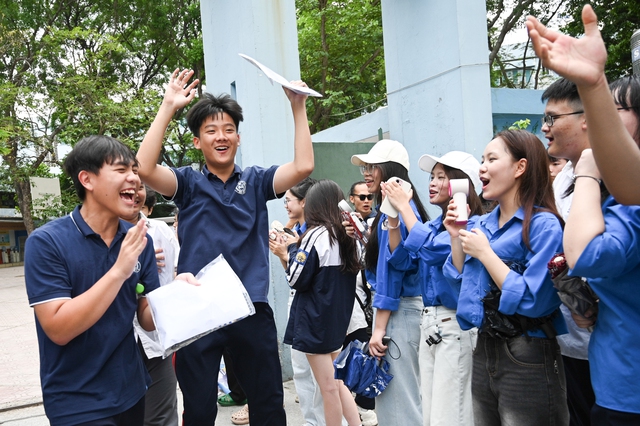 Hết giờ làm bài môn Văn: Đề bàn về hạnh phúc, thí sinh cũng vui và cười tươi như được mùa!- Ảnh 6.