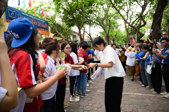 Kết thúc ngày đầu tiên thi vào lớp 10 tại Hà Nội: Sĩ tử phấn khởi vì đề vừa sức, đã sẵn sàng cho môn cuối cùng!- Ảnh 2.