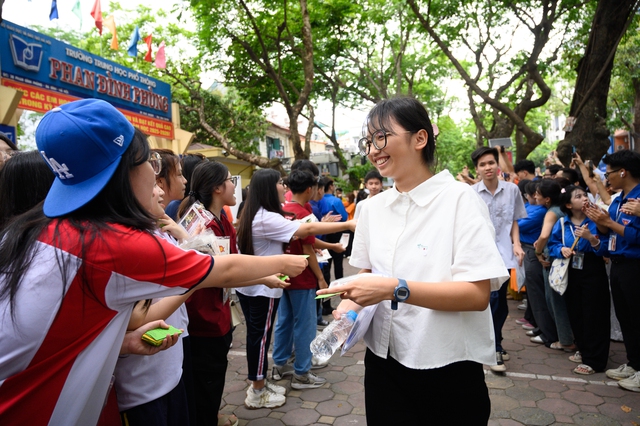 Kết thúc ngày đầu tiên thi vào lớp 10 tại Hà Nội: Sĩ tử phấn khởi vì đề vừa sức, đã sẵn sàng cho môn cuối cùng!- Ảnh 4.