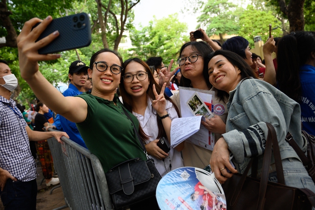 Kết thúc ngày đầu tiên thi vào lớp 10 tại Hà Nội: Sĩ tử phấn khởi vì đề vừa sức, đã sẵn sàng cho môn cuối cùng!- Ảnh 8.