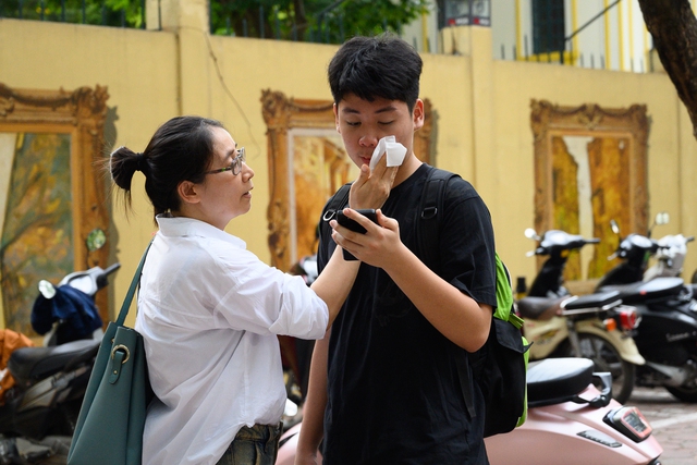 Kết thúc ngày đầu tiên thi vào lớp 10 tại Hà Nội: Sĩ tử phấn khởi vì đề vừa sức, đã sẵn sàng cho môn cuối cùng!- Ảnh 5.