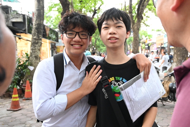 Kết thúc ngày đầu tiên thi vào lớp 10 tại Hà Nội: Sĩ tử phấn khởi vì đề vừa sức, đã sẵn sàng cho môn cuối cùng!- Ảnh 7.