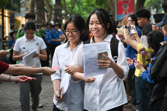 Kết thúc ngày đầu tiên thi vào lớp 10 tại Hà Nội: Sĩ tử phấn khởi vì đề vừa sức, đã sẵn sàng cho môn cuối cùng!- Ảnh 3.