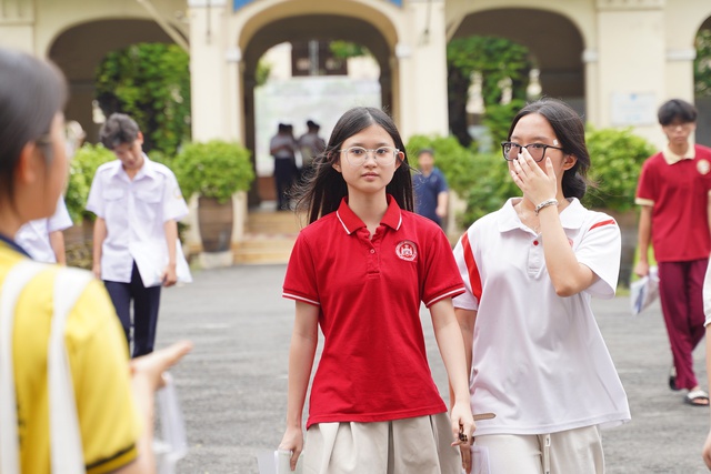 Đề Toán vào lớp 10 TP.HCM có tính phân loại cao, thí sinh kẻ cười người mếu nhưng không sao đâu: Vì thi xong rồi!- Ảnh 2.