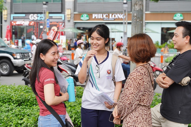 Đề Toán vào lớp 10 TP.HCM có tính phân loại cao, thí sinh kẻ cười người mếu nhưng không sao đâu: Vì thi xong rồi!- Ảnh 1.