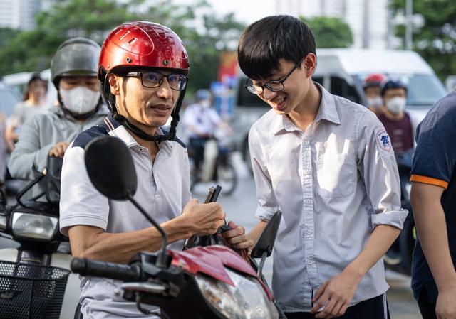 Hết giờ làm bài môn Văn: Đề bàn về hạnh phúc, thí sinh cũng vui và cười tươi như được mùa!- Ảnh 24.