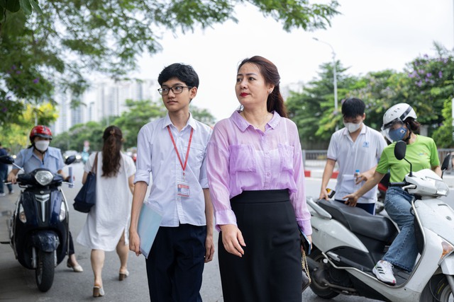 Hết giờ làm bài môn Văn: Đề bàn về hạnh phúc, thí sinh cũng vui và cười tươi như được mùa!- Ảnh 25.