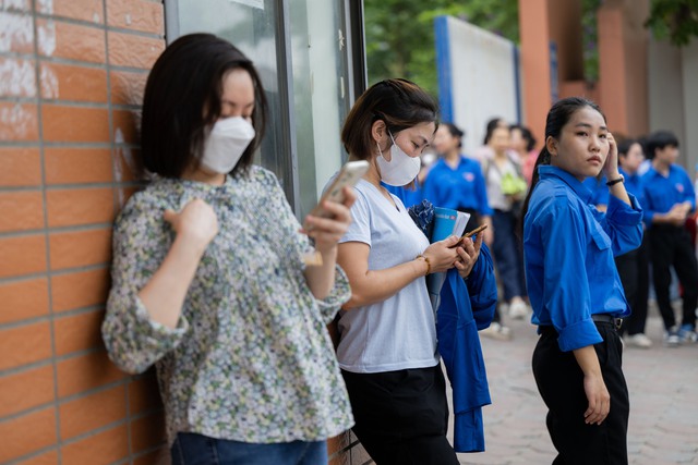 Hết giờ làm bài môn Văn: Đề bàn về hạnh phúc, thí sinh cũng vui và cười tươi như được mùa!- Ảnh 10.