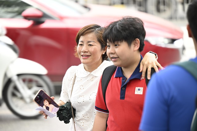 Hết giờ làm bài môn Văn: Đề bàn về hạnh phúc, thí sinh cũng vui và cười tươi như được mùa!- Ảnh 1.