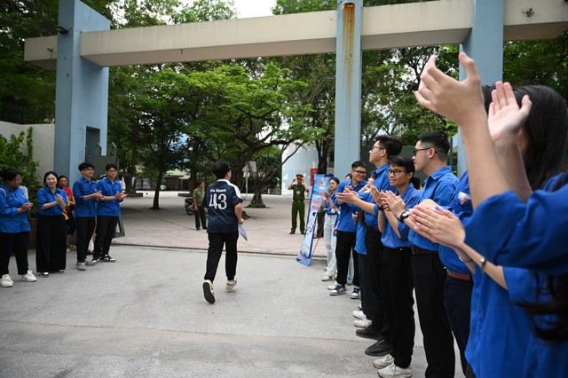 Hết giờ làm bài môn Văn: Đề bàn về hạnh phúc, thí sinh cũng vui và cười tươi như được mùa!- Ảnh 21.