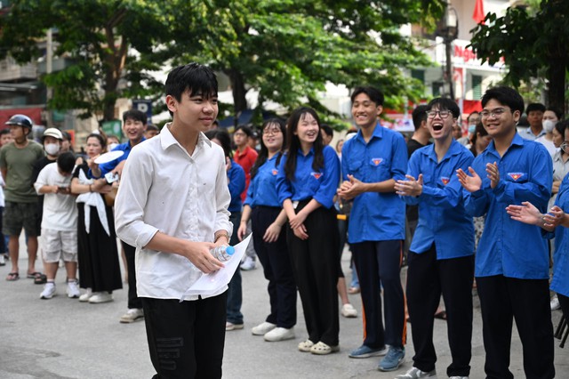 Hết giờ làm bài môn Văn: Đề bàn về hạnh phúc, thí sinh cũng vui và cười tươi như được mùa!- Ảnh 23.