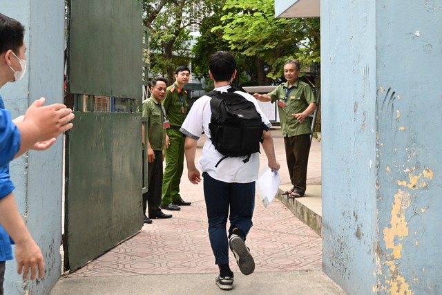 Hết giờ làm bài môn Văn: Đề bàn về hạnh phúc, thí sinh cũng vui và cười tươi như được mùa!- Ảnh 20.