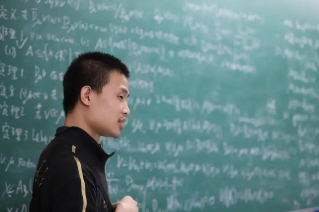 Thiên tài toán học hàng đầu Trung Quốc bỗng thành TikToker: Vỏn vẹn 3 câu trong 4 giây cũng khiến chục triệu người theo dõi- Ảnh 2.