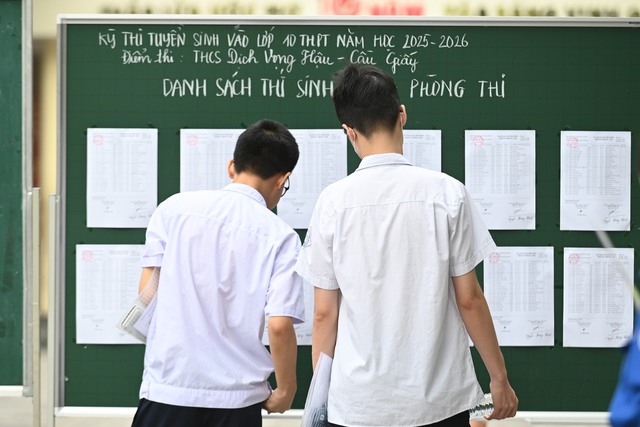 Hết giờ làm bài môn Toán, kỳ thi vào lớp 10 chính thức kết thúc: Về nhà thôi!- Ảnh 23.