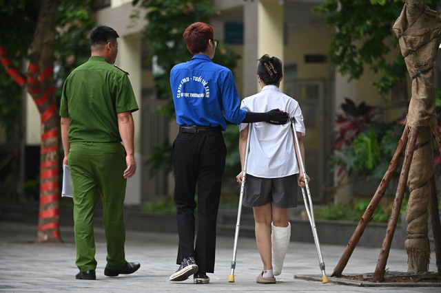 Hết giờ làm bài môn Toán, kỳ thi vào lớp 10 chính thức kết thúc: Về nhà thôi!- Ảnh 16.