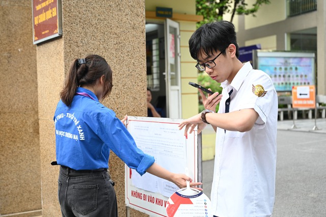 Hết giờ làm bài môn Toán, kỳ thi vào lớp 10 chính thức kết thúc: Về nhà thôi!- Ảnh 15.