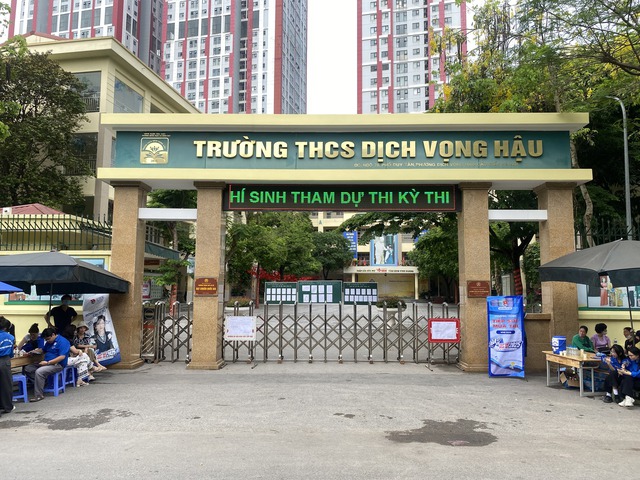 Hết giờ làm bài môn Toán, kỳ thi vào lớp 10 chính thức kết thúc: Về nhà thôi!- Ảnh 14.