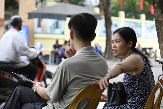 Hết giờ làm bài môn Toán, kỳ thi vào lớp 10 chính thức kết thúc: Về nhà thôi!- Ảnh 13.