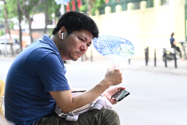 Hết giờ làm bài môn Toán, kỳ thi vào lớp 10 chính thức kết thúc: Về nhà thôi!- Ảnh 11.