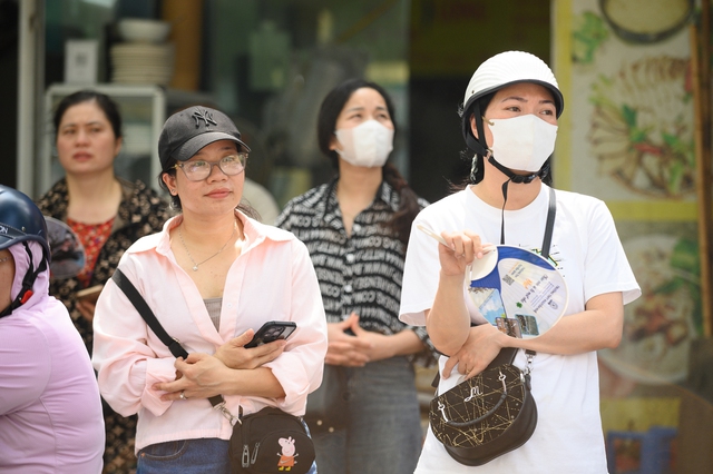 Hết giờ làm bài môn Toán, kỳ thi vào lớp 10 chính thức kết thúc: Về nhà thôi!- Ảnh 9.