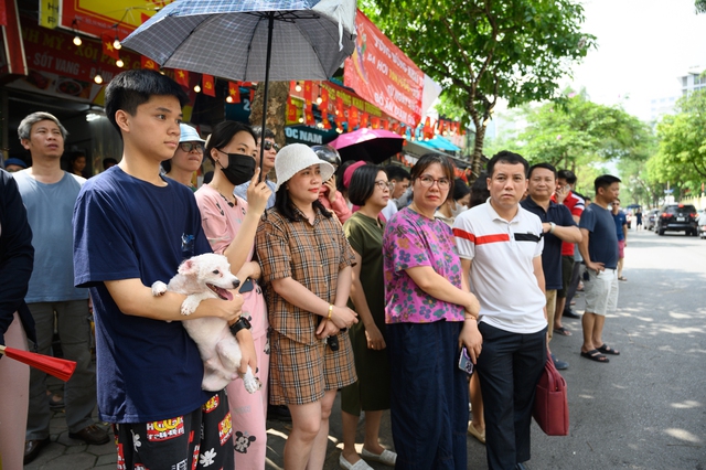 Hết giờ làm bài môn Toán, kỳ thi vào lớp 10 chính thức kết thúc: Về nhà thôi!- Ảnh 10.