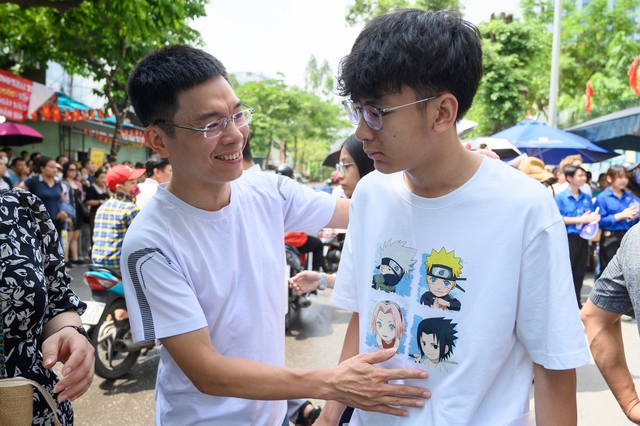 Hết giờ làm bài môn Toán, kỳ thi vào lớp 10 chính thức kết thúc: Về nhà thôi!- Ảnh 2.