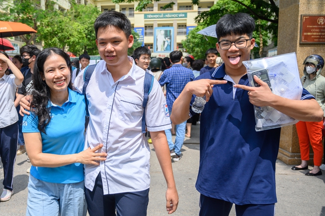 Hết giờ làm bài môn Toán, kỳ thi vào lớp 10 chính thức kết thúc: Về nhà thôi!- Ảnh 4.